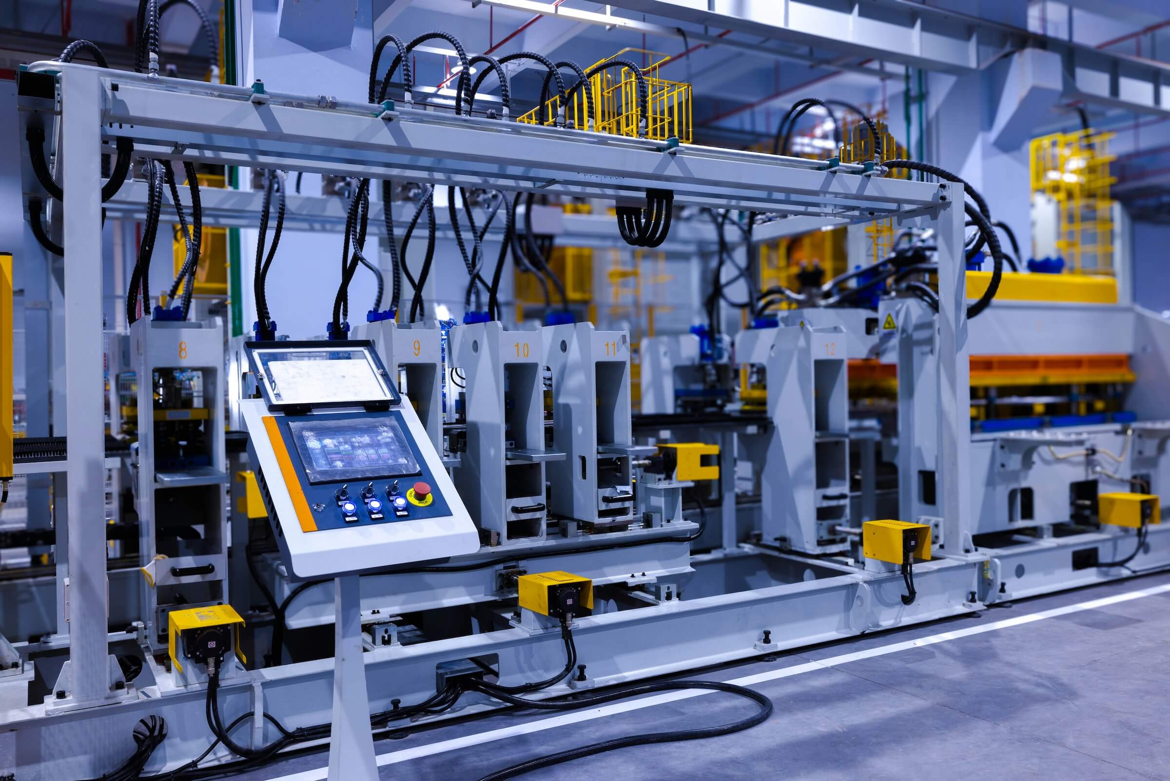 Zbliżenie na panel sterowania nowoczesnej, zautomatyzowanej linii produkcyjnej w jasnym, przemysłowym otoczeniu
